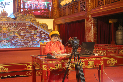  NSND Bạch Hạc trình bày tại hội thảo 